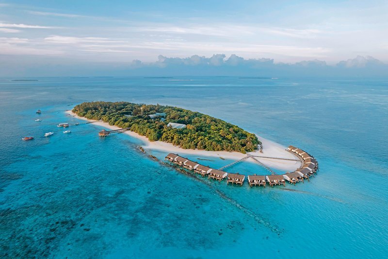 Die schönsten Wasserbungalows auf den Malediven wie das Reethi Beach Resort findest du bei Travioro