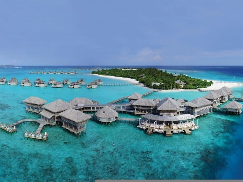 Die schönsten Wasserbungalows auf den Malediven wie das Six Senses Laamu findest du bei Travioro