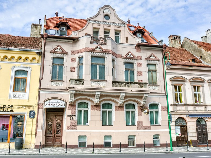 Buche tolle Hotels am an den Trendreisezielen 2025 wie Brasov Rumänien bei Travioro