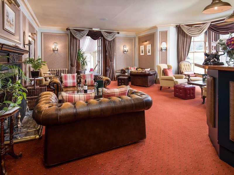 Finde Top Urlaubsangebote für die Trendreiseziele 2025 wie Edinburgh bei Travioro